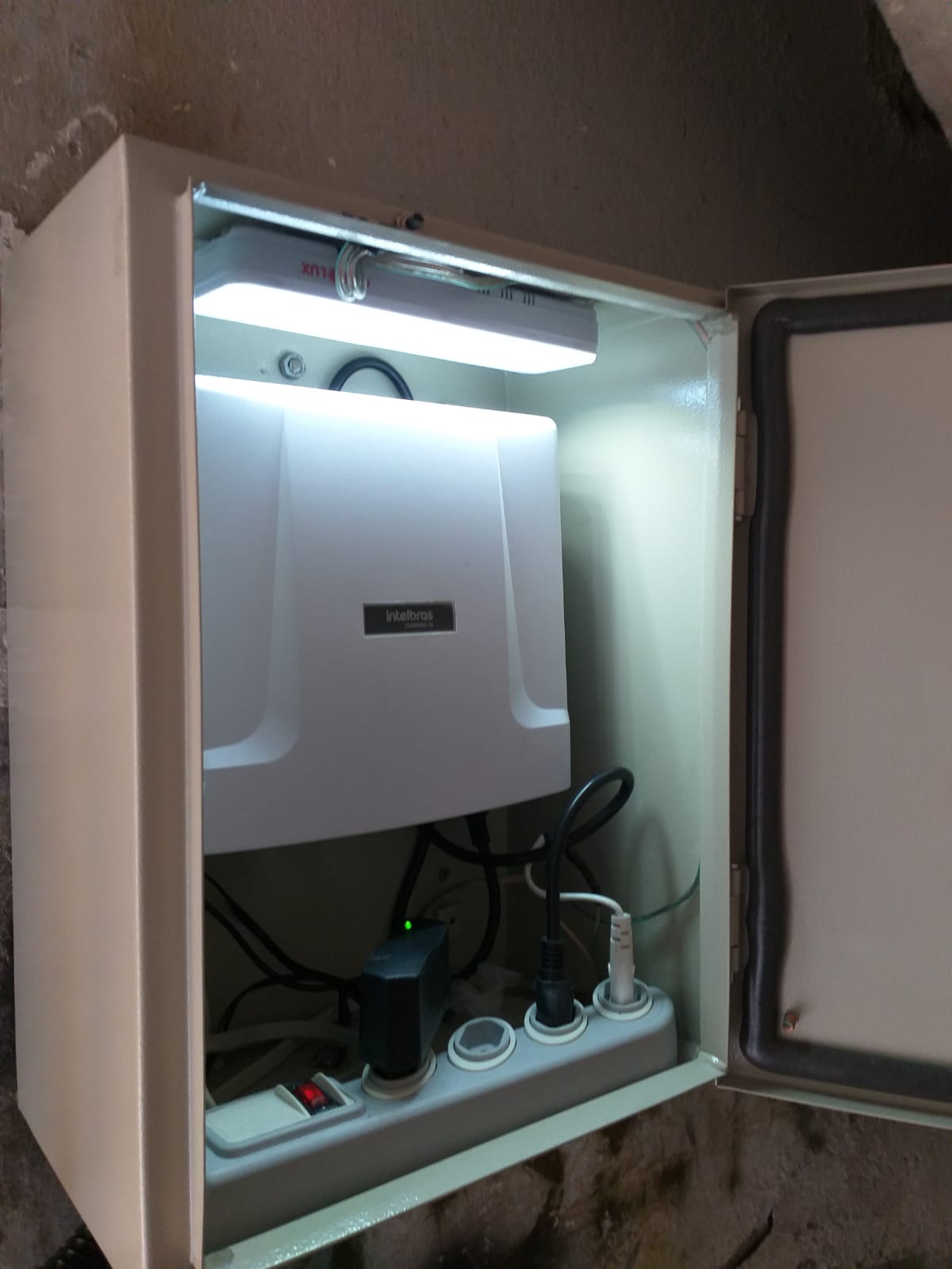 Depois: nova central instalada em quadro metálico